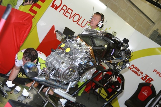 To πλάισιο της Ducati, είναι το μικρό μαύρο πράγμα στο πάνω μέρος του κινητήρα!